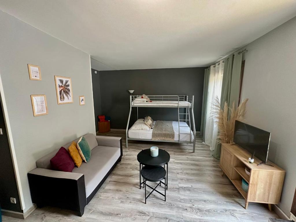 salon z kanapą i łóżkiem w obiekcie Appartement avec plage et parking w mieście Pietranera