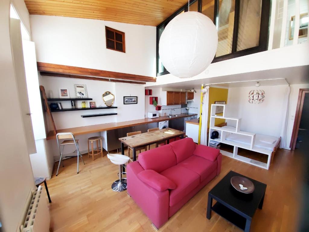 ラ・ロシェルにあるL'Atelierのリビングルーム(赤いソファ、テーブル付)