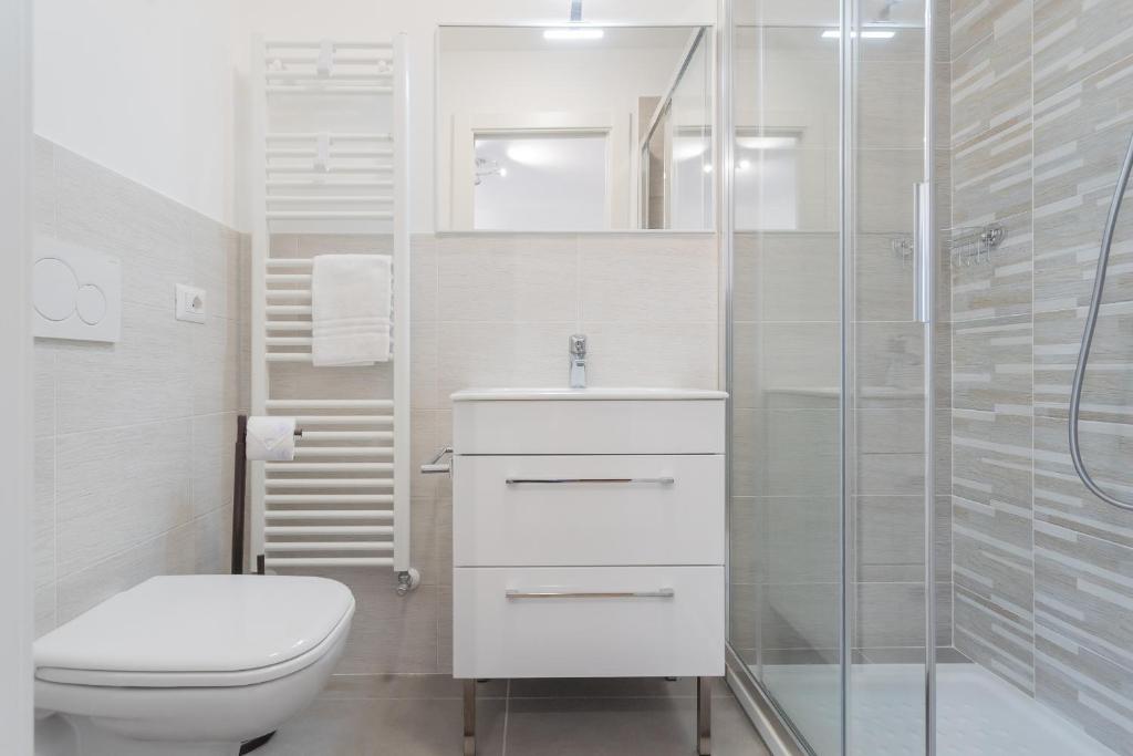 Koupelna v ubytování Pozzo Vertical Apartment with garden and parking by Rent All Como