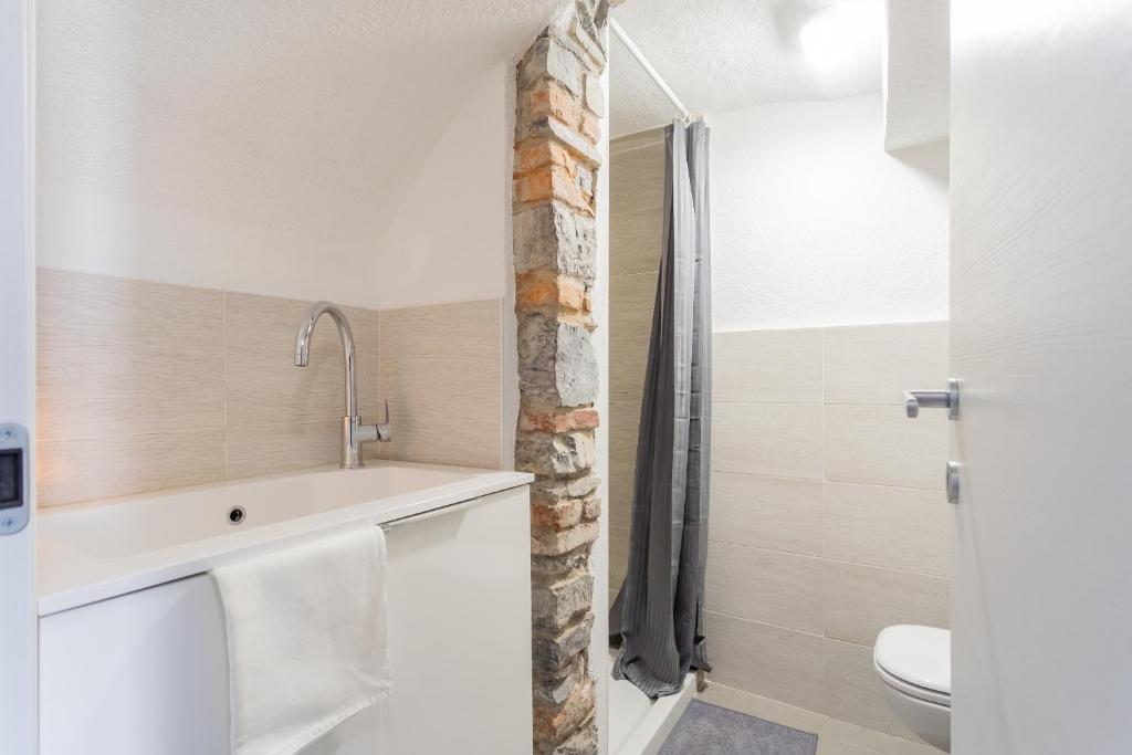 Koupelna v ubytování Pozzo Vertical Apartment with garden and parking by Rent All Como