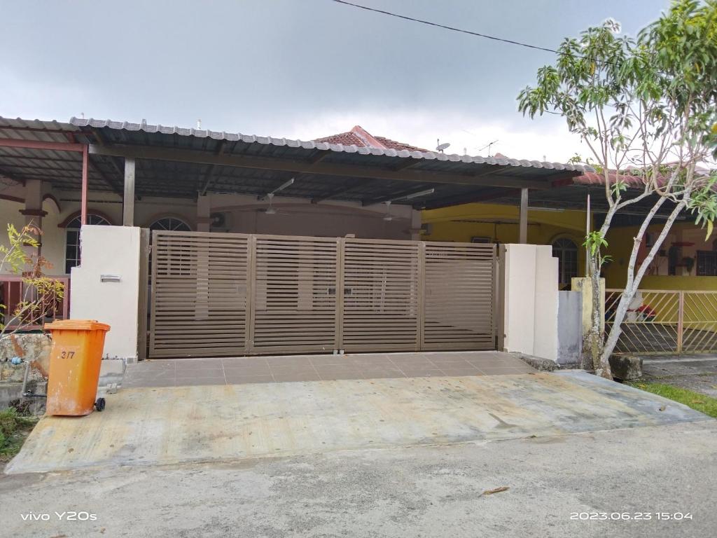 dom z bramą przed nim w obiekcie Homestay Abdul Kalam w mieście Kalumpang