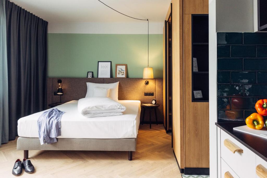 Postel nebo postele na pokoji v ubytování harry's home Berlin-Moabit hotel & apartments