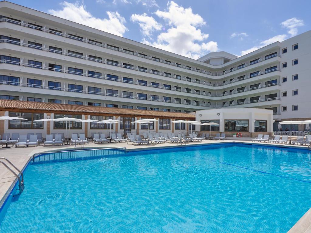 Bazén v ubytovaní BQ Can Picafort Hotel alebo v jeho blízkosti