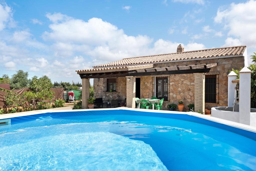 eine Villa mit einem Pool vor einem Haus in der Unterkunft Casa Nazaret in Conil de la Frontera
