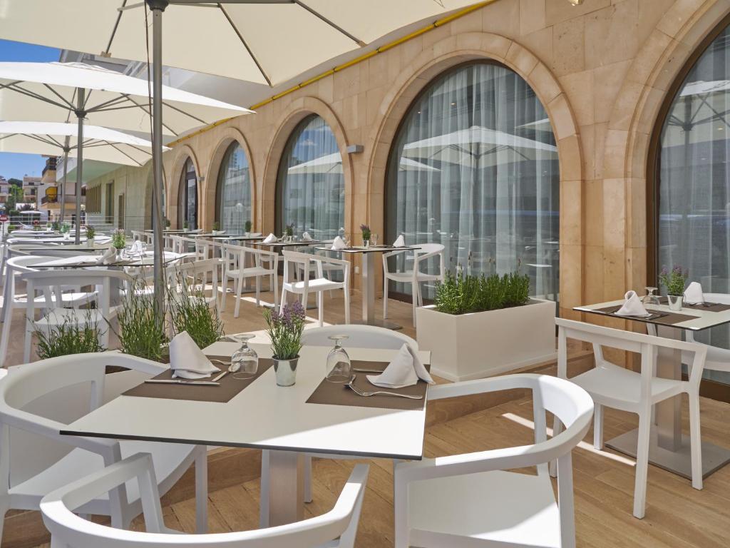Reštaurácia alebo iné gastronomické zariadenie v ubytovaní BQ Can Picafort Hotel