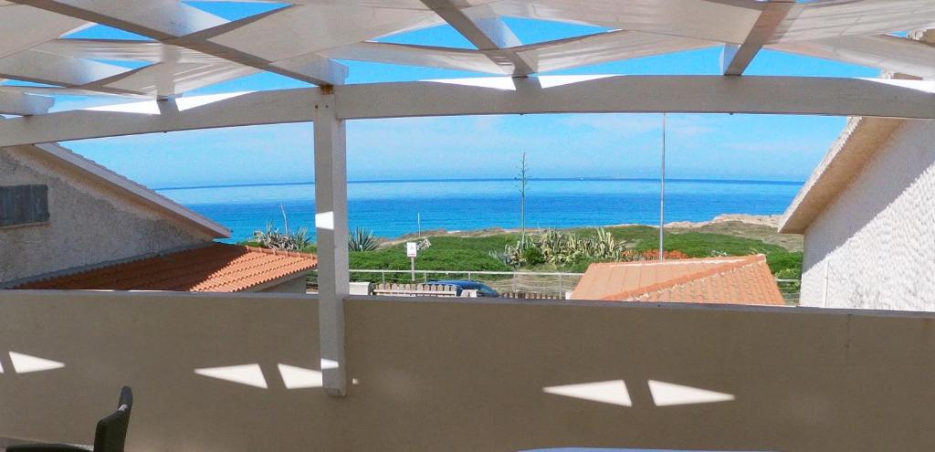 - un balcon offrant une vue sur l'océan dans l'établissement Fronte Mare S'Arena Scoada, à Putzu Idu