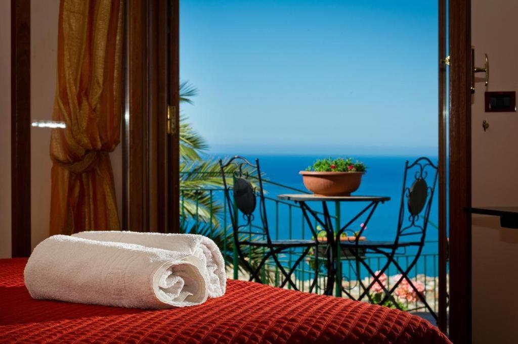 Una cama con un rollo de toallas de papel encima. en Villa Stefania, en Castellammare del Golfo