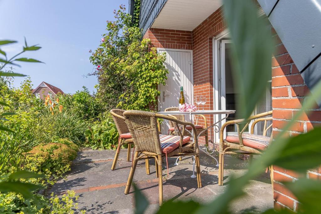 una casa con patio con mesa y sillas en 50171 Haus Antje I, en Harlesiel