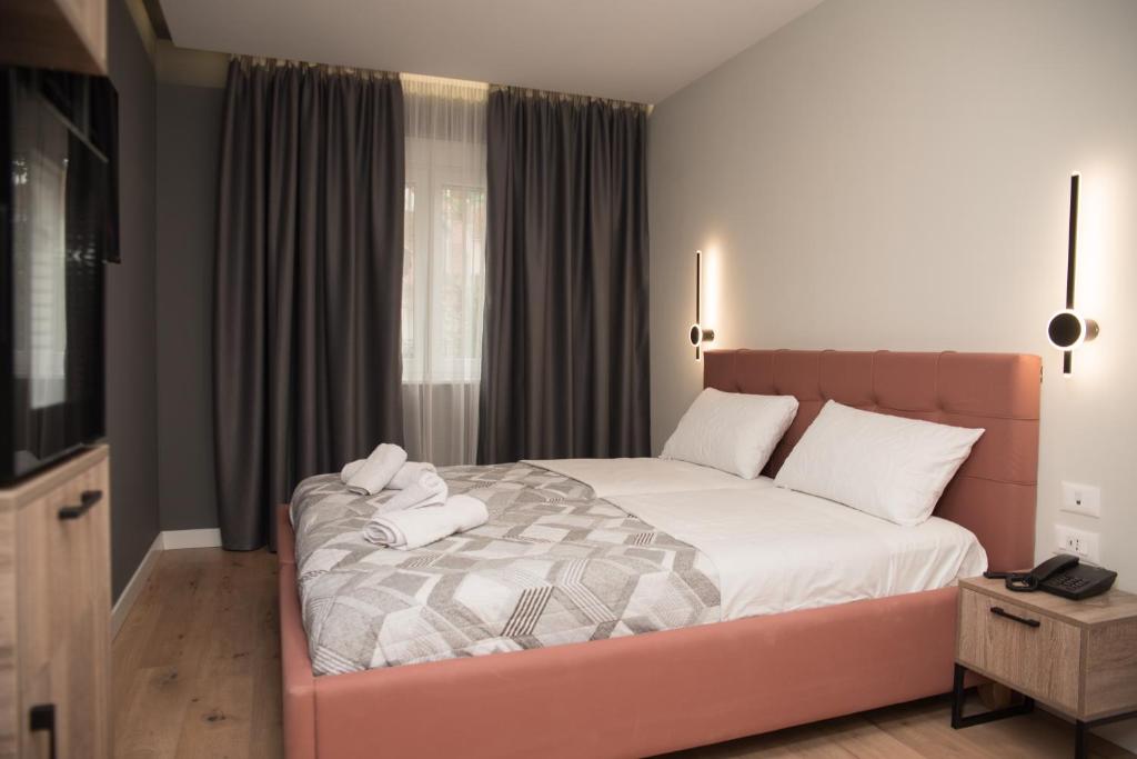 Postel nebo postele na pokoji v ubytování Comfort Rooms Pogradec