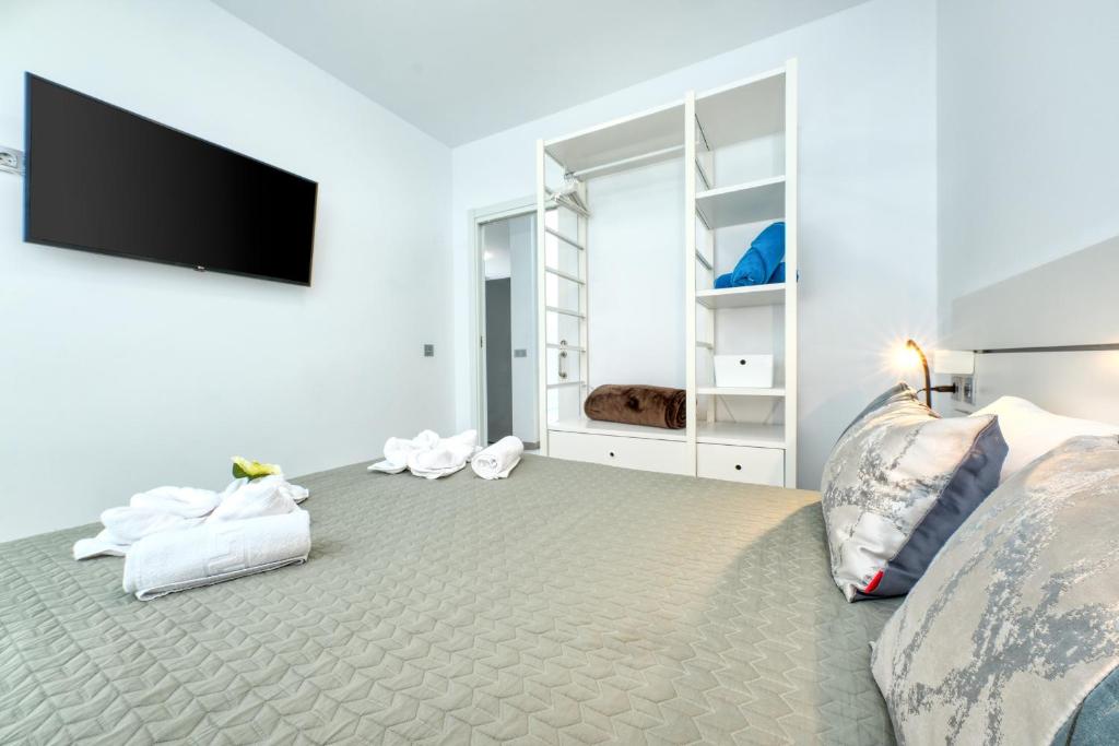 a bedroom with a large bed with towels on it at Karma Famara 2 25m del mar in Famara