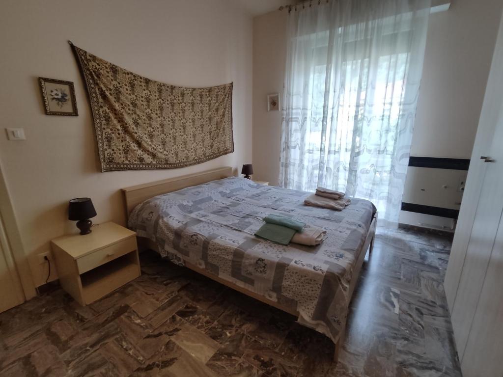 een kleine slaapkamer met een bed en een raam bij Appartamento La Sorgente - Residenza Adalgisa in Finale Ligure