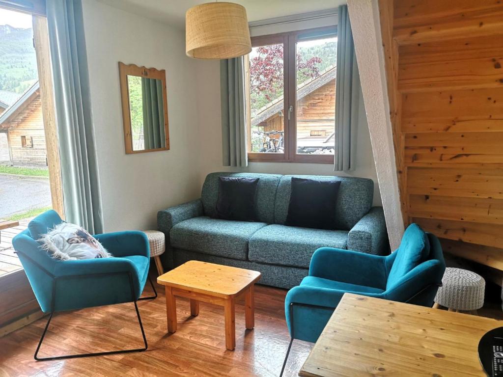 a living room with a couch and chairs and a table at Chalet Mitoyen 3 Pièces 6 Pers. - Résidence Le Hameau du Puy - Piscine Chauffée, Proche Pistes - FR-1-504-642 in Superdevoluy