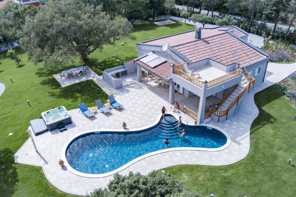 een luchtzicht op een huis met een zwembad bij Villa Golden Root Real Estate in San Teodoro