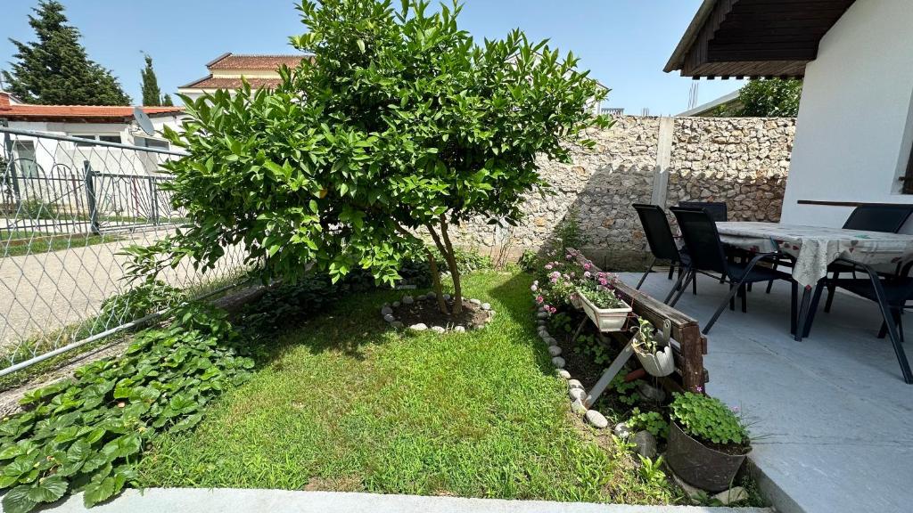 Aed väljaspool majutusasutust Apartman Hana