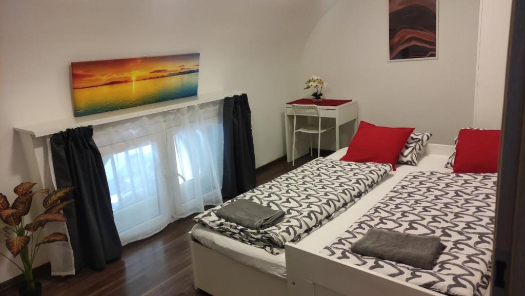 En eller flere senge i et værelse på TERÉZ 5bedroom Central Apartment with AC