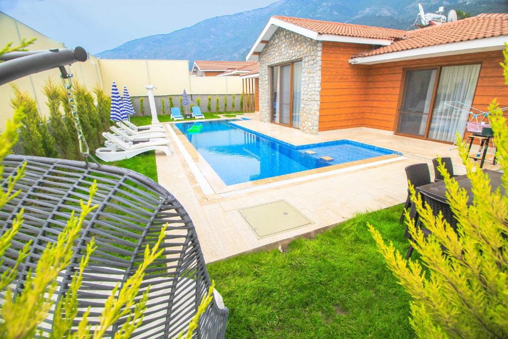 ein Swimmingpool im Hof eines Hauses in der Unterkunft Tlos Dream 3+1 Villa, Özel Havuzlu, Fethiye in Fethiye