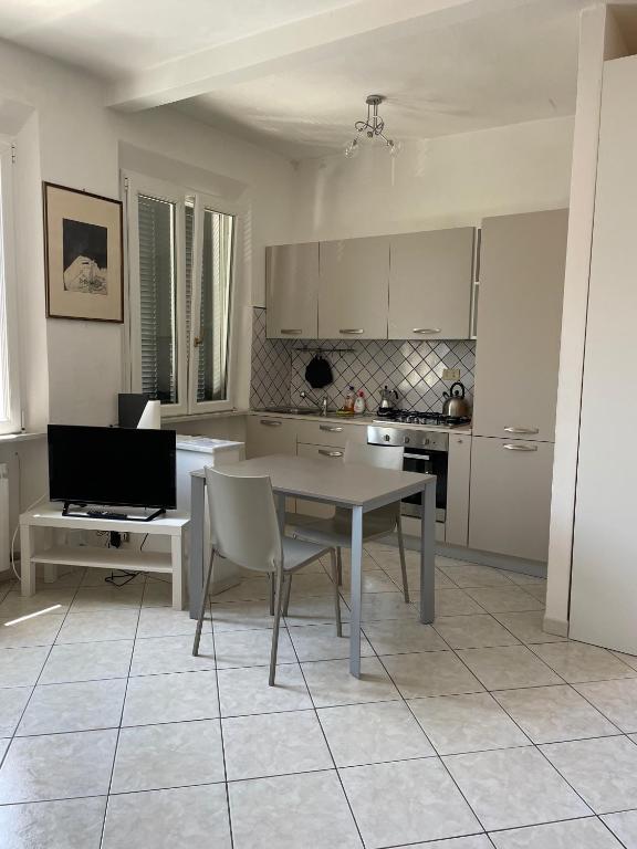 a kitchen with a table and chairs in a room at My Bnb Pisa in Pisa