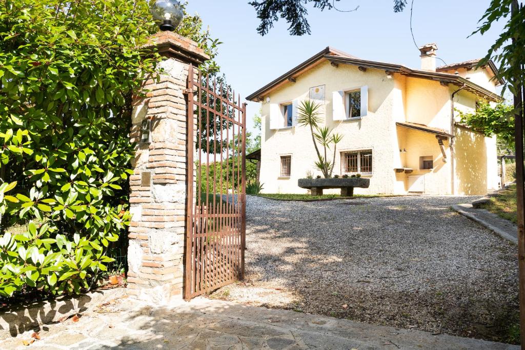una puerta frente a una casa con un edificio en Villa "Il Prado" Piscina&Natura, en Camaiore