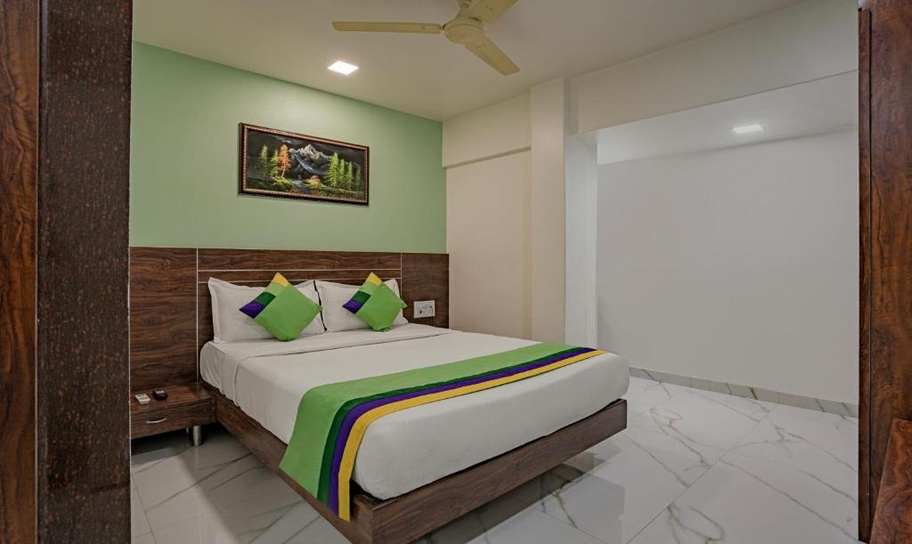 1 dormitorio con 1 cama extragrande en Treebo Trend Atithi Inn, en Bombay