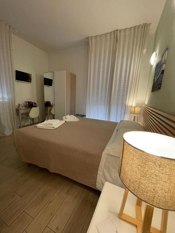 a hotel room with a bed and a table and chairs at My Bnb Pisa in Pisa