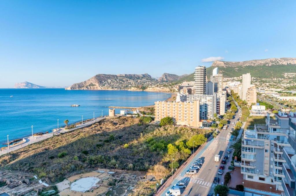 una vista aérea de la ciudad y el océano en Lovely Port Europa 1 Bedroom apartment 2 Adults 1 Child, en Calpe