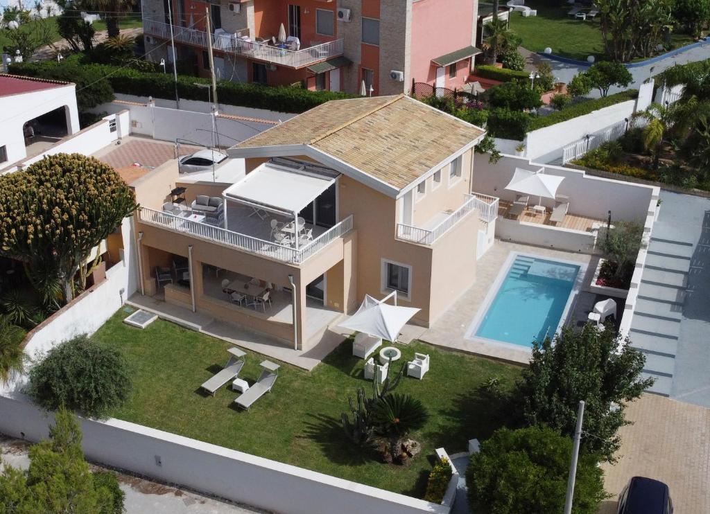 eine Luftansicht eines Hauses mit Pool in der Unterkunft Luxury Villa Urania with pool - Stella del Mare Fontanebianche in Fontane Bianche