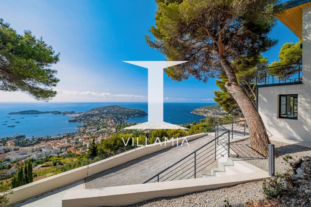 krzyż na szczycie wzgórza z widokiem na ocean w obiekcie Villa Vista Mare by iVillamia w mieście Villefranche-sur-Mer