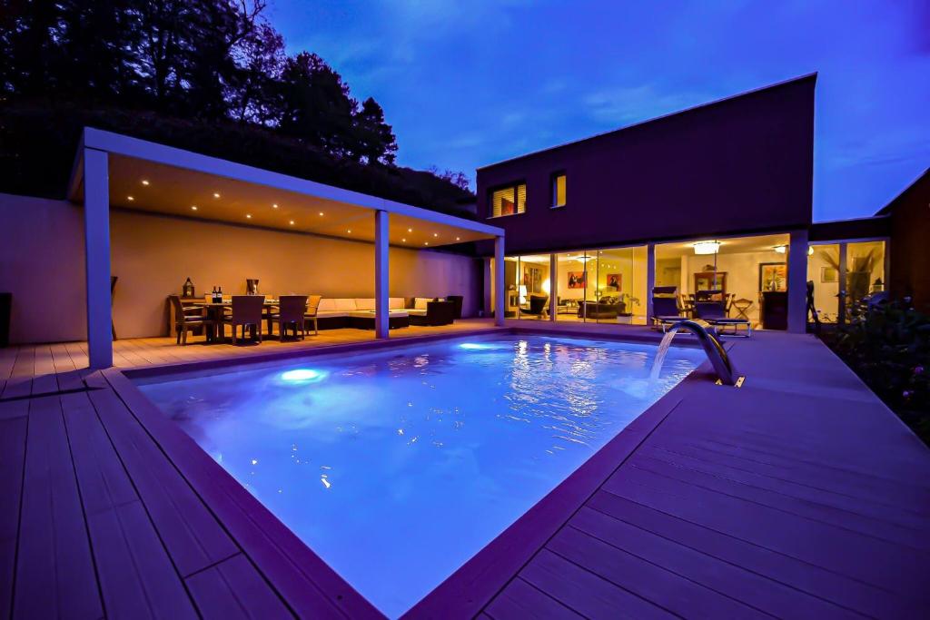Bazén v ubytování One Only Villa Carona With Private Swimming Pool nebo v jeho okolí