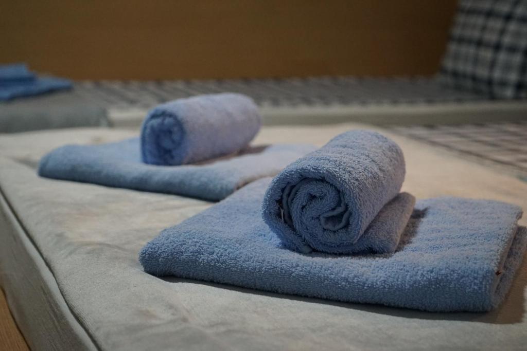 uma fila de toalhas sentadas em cima de uma cama em Siesta Srebrno Jezero em Veliko Gradište