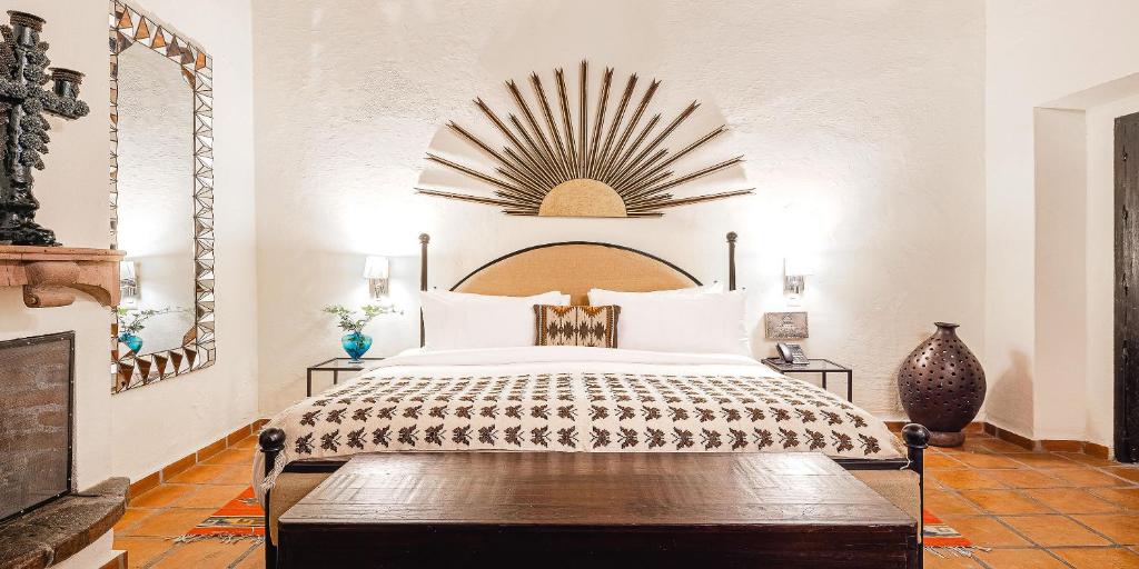 Postel nebo postele na pokoji v ubytování Hacienda El Santuario San Miguel de Allende