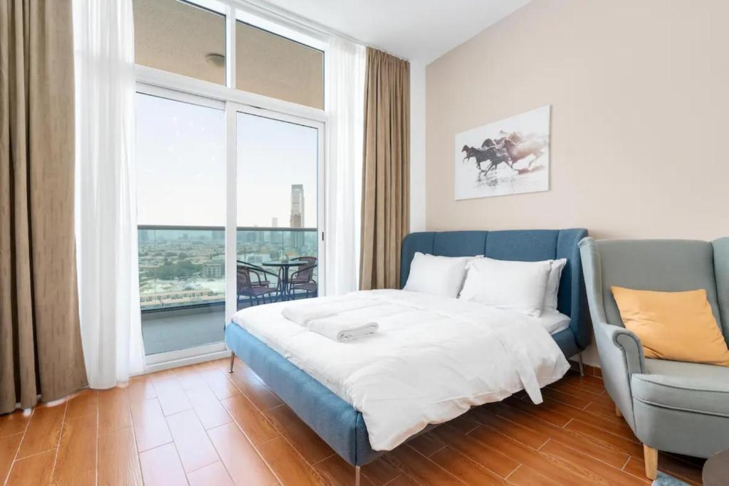 Postel nebo postele na pokoji v ubytování Summer Offer! Studio in Jumeirah Village Triangle