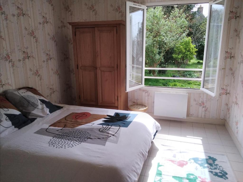 een slaapkamer met een bed en een open raam bij Nuits paisibles à la campagne in Vicq-sur-Nahon