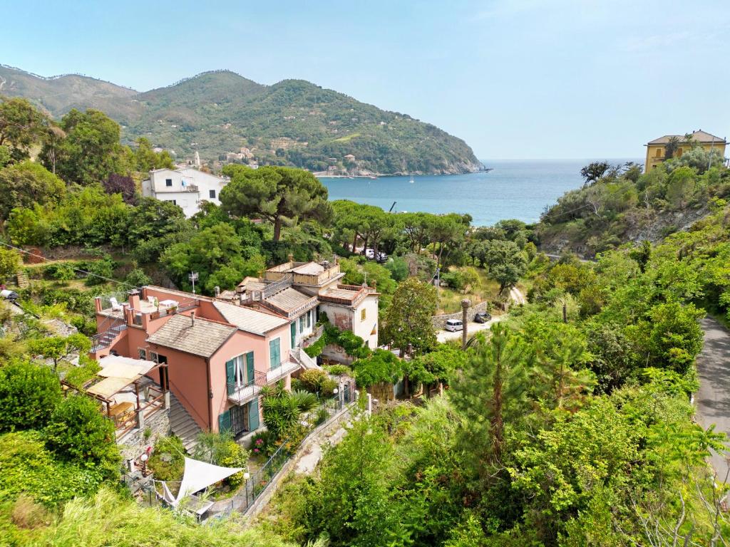 Casa glicine sul mare