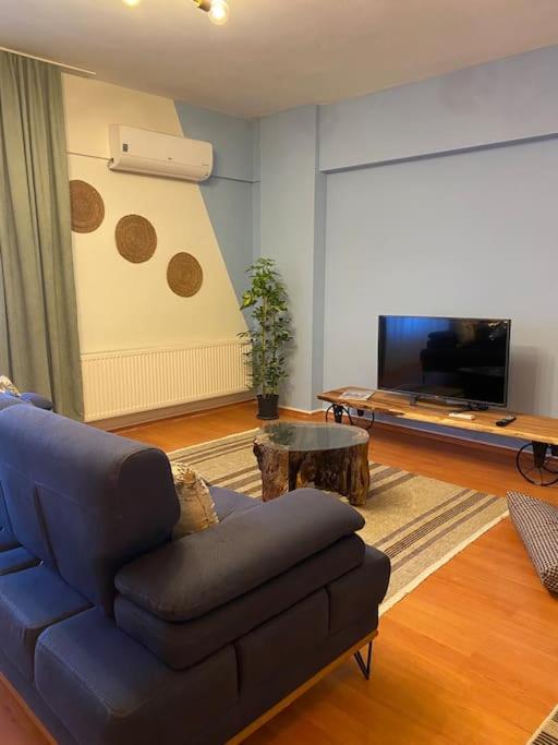 salon z kanapą i telewizorem z płaskim ekranem w obiekcie Merkezde 2+1 Geniş Daire w mieście Çanakkale
