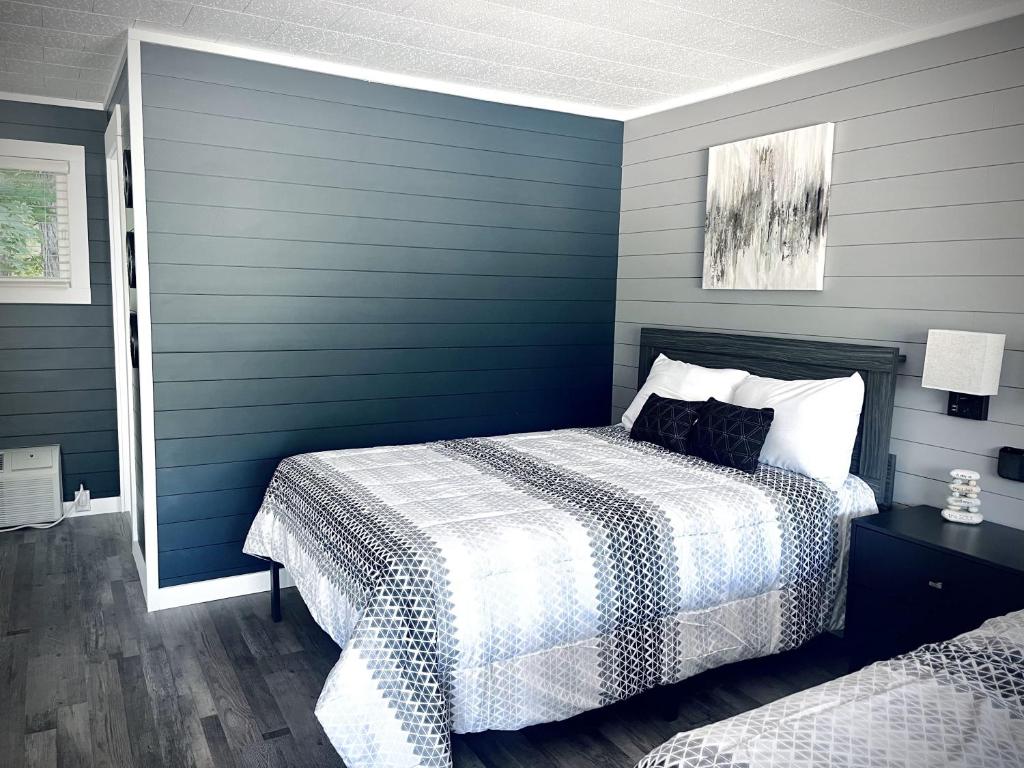 ein Schlafzimmer mit 2 Betten und einer blauen Wand in der Unterkunft Modern Room 10-Newly Renovated in Roscommon
