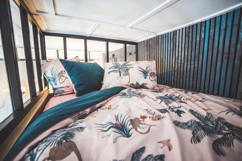 un letto in una stanza con coperta di Stoke Fleming Studio Apartment a Stoke Fleming