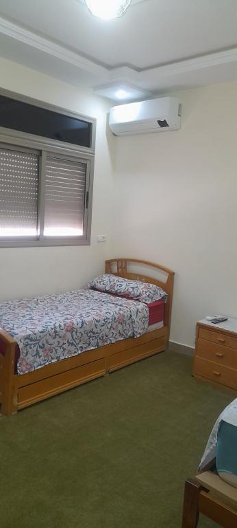 Кровать или кровати в номере Appartement ennasr49