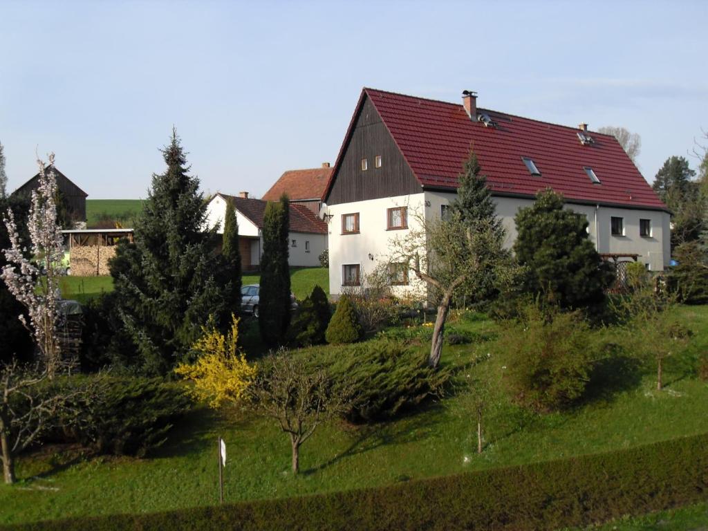 una grande casa bianca con tetto rosso di Ferienwohnung Dagmar Mergen a Papstdorf