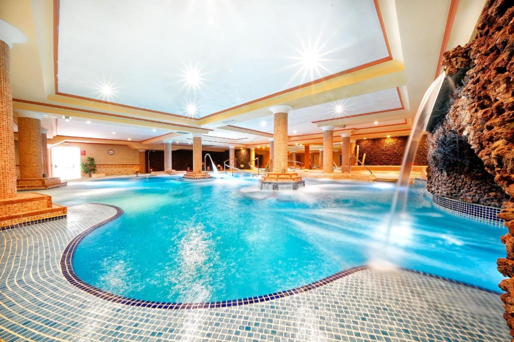 Bazén v ubytovaní Bull Vital Suites & Spa Boutique Hotel - Only Adults alebo v jeho blízkosti