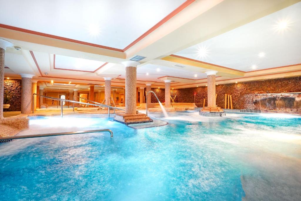 Bazén v ubytovaní Bull Vital Suites & Spa Boutique Hotel - Only Adults alebo v jeho blízkosti
