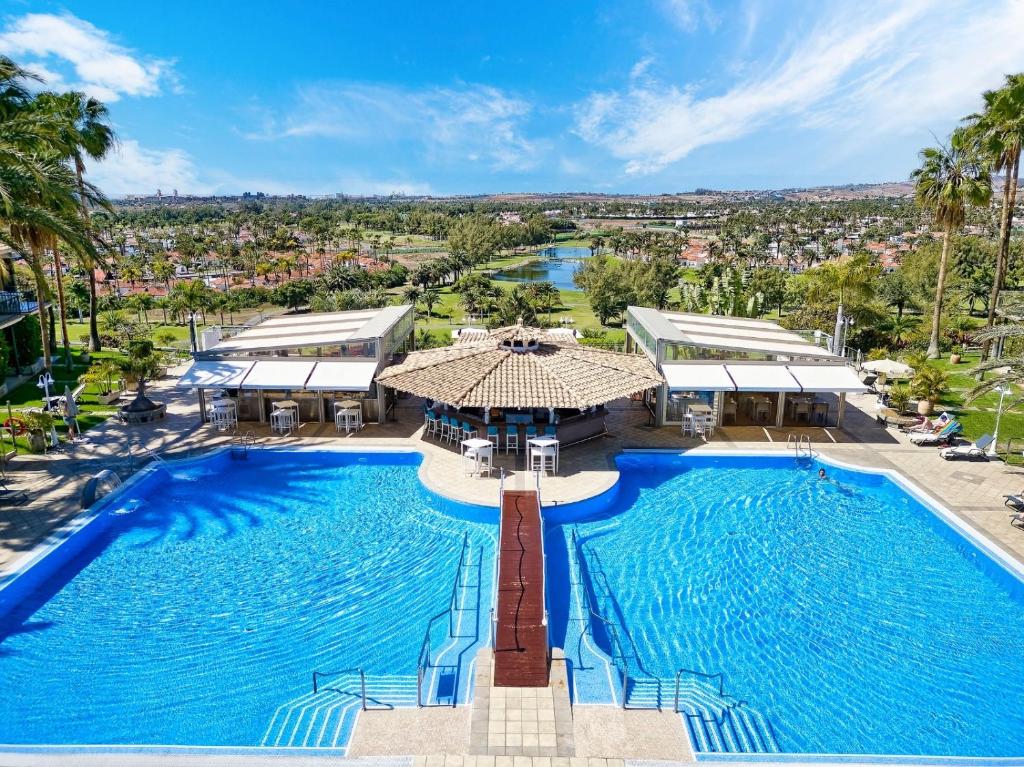 una vista aérea de una piscina en un complejo en Bull Vital Suites & Spa Boutique Hotel - Only Adults en Playa del Inglés