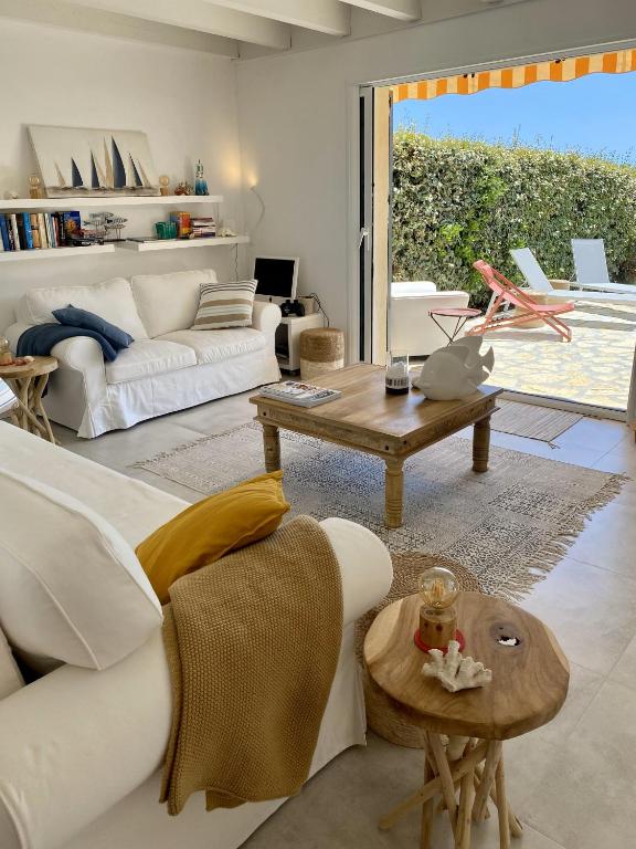 un salon avec un canapé blanc et une table dans l'établissement Villa BaieVue, à Cavalaire-sur-Mer