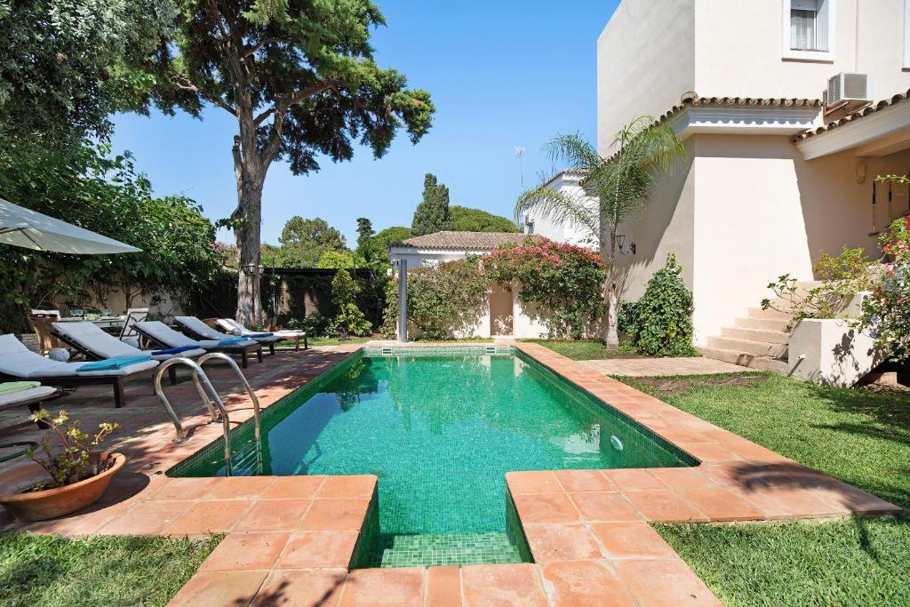 a swimming pool in the backyard of a house at Olmo tree in Vista Hermosa