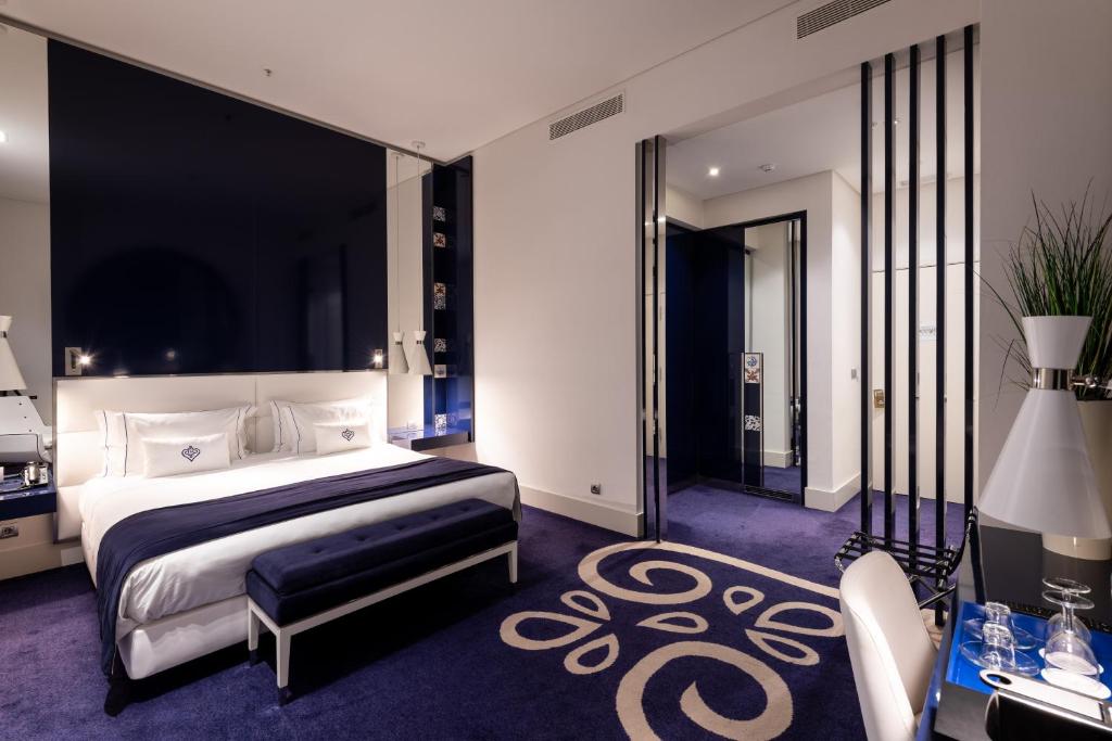una camera con letto king-size e scrivania di Portugal Boutique Hotel a Lisbona