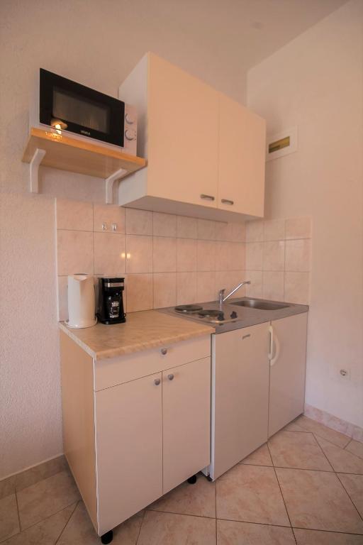 Kuchyň nebo kuchyňský kout v ubytování Domus Apartments