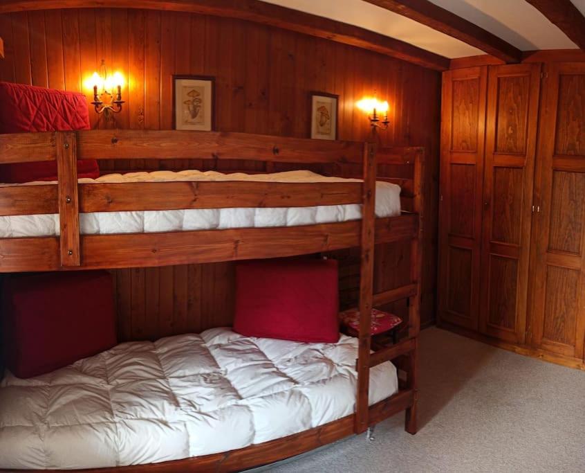 Postel nebo postele na pokoji v ubytování Cozy apartment in the heart of the Alps