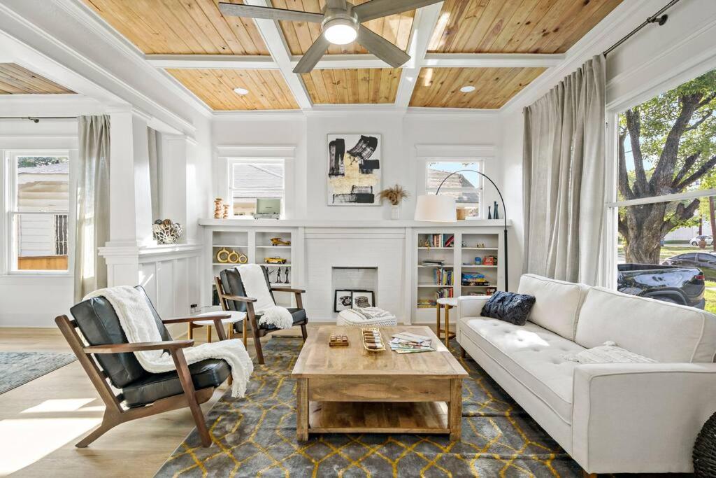 una sala de estar con un sofá y una mesa en Urban Elegance Retreat, en San Antonio