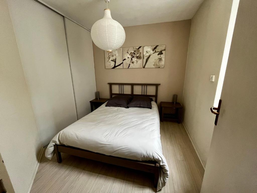 sypialnia z łóżkiem w małym pokoju w obiekcie Chouette Appartement Dijon Centre w mieście Dijon