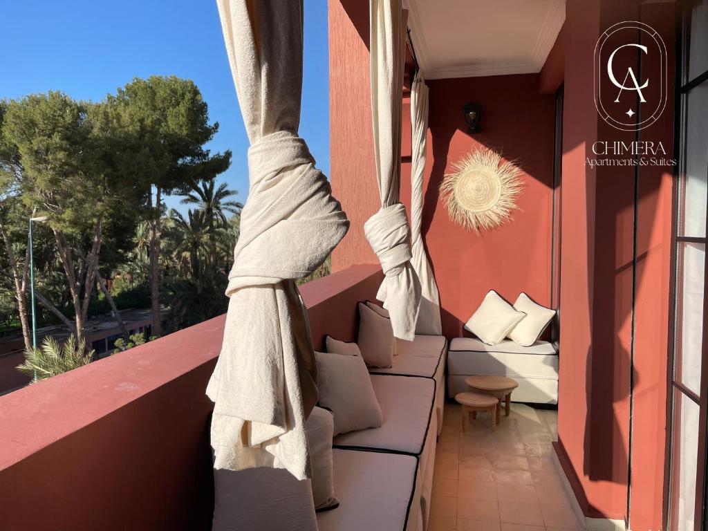 een balkon van een hotel met een palmboom bij Chimera Apartments & Suites in Marrakesh