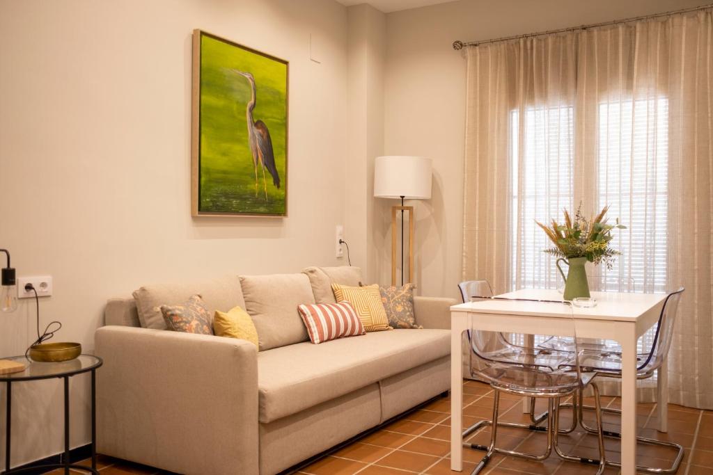 sala de estar con sofá y mesa en Garza Imperial - Puente del Rey, en El Rocío